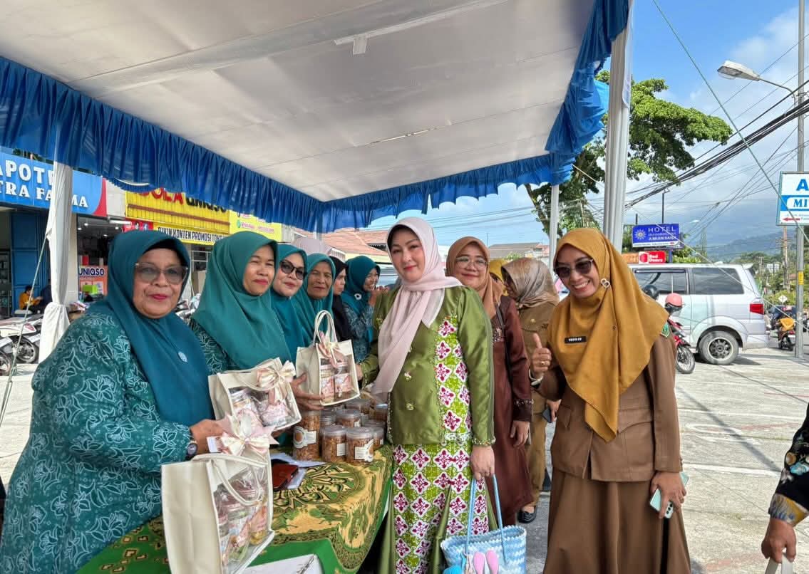 Ketua TP PKK, Ny Maria Feronica Hendri, saat meninjau bazar Ramadan.